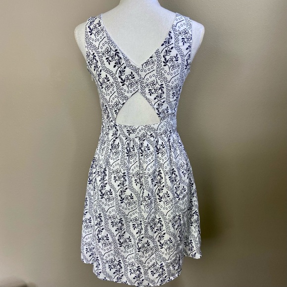 LOFT Dresses & Skirts - Loft Blue White Sleeveless Dress 2 Petite